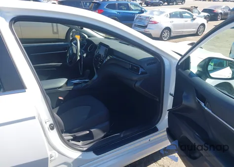 2022 Toyota Camry Le z USA, uszkodzony, nr VIN 4T1R11AK7NU627056